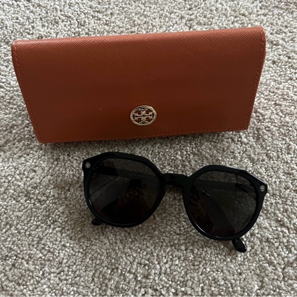 Tory Burch Black Sunnis Sunglasses with Orange Case included - Picture 3 of 11